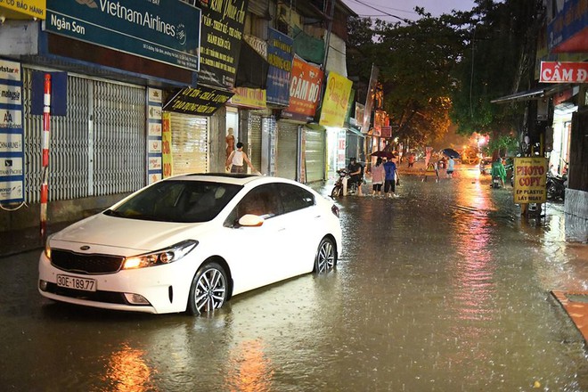 Dân Hà Nội vật vã về nhà trong đêm khuya sau 4 giờ mưa lớn, ngập sâu - Ảnh 28.