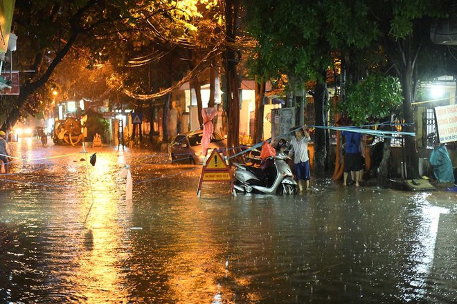 Dân Hà Nội vật vã về nhà trong đêm khuya sau 4 giờ mưa lớn, ngập sâu - Ảnh 27.