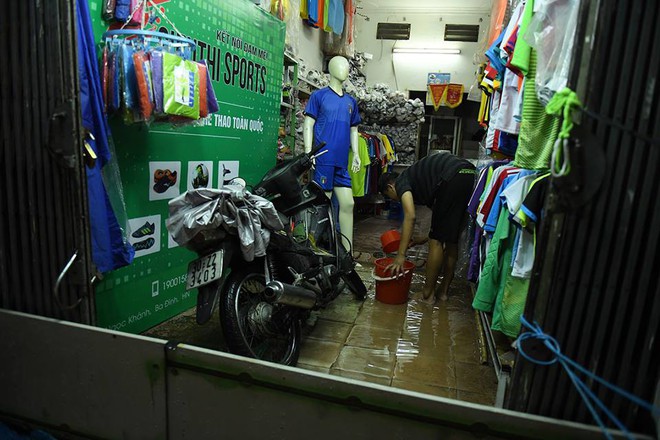 Dân Hà Nội vật vã về nhà trong đêm khuya sau 4 giờ mưa lớn, ngập sâu - Ảnh 29.
