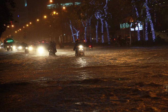 Dân Hà Nội vật vã về nhà trong đêm khuya sau 4 giờ mưa lớn, ngập sâu - Ảnh 38.