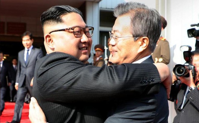 Nóng: Tổng thống Moon Jae-in đã gặp lãnh đạo Triều Tiên Kim Jong-un lần 2 tại Bàn Môn Điếm chiều nay