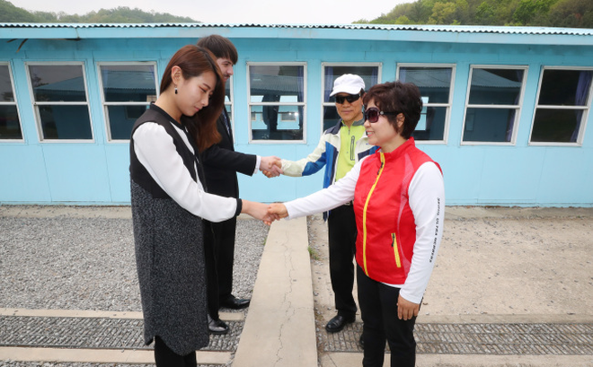 Du khách đổ bộ "Bàn Môn Điếm", thử bắt tay xuyên biên giới như hai ông Kim - Moon