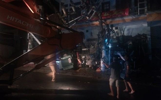 Xe trộn bê tông đâm sập trạm biến áp khiến toàn đảo Cát Bà mất điện, 3 người thương vong