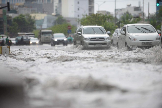 Tuyến đường có máy bơm công suất lớn ở Sài Gòn biến thành sông sau cơn mưa lớn - Ảnh 5.