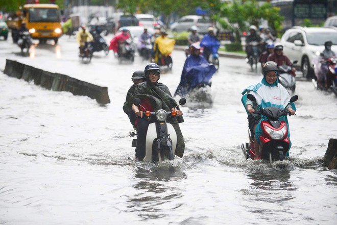 Tuyến đường có máy bơm công suất lớn ở Sài Gòn biến thành sông sau cơn mưa lớn - Ảnh 8.