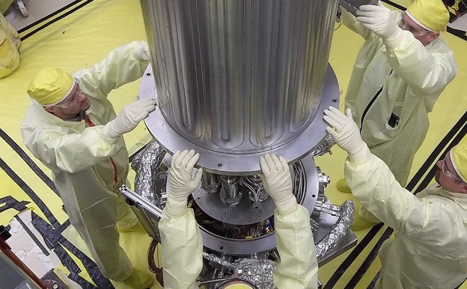 Các kỹ sư làm việc với lò phản ứng hạt nhân Kilopower, một hệ thống được thiết kế để phục vụ cho các sứ mệnh của NASA (ảnh: NASA)