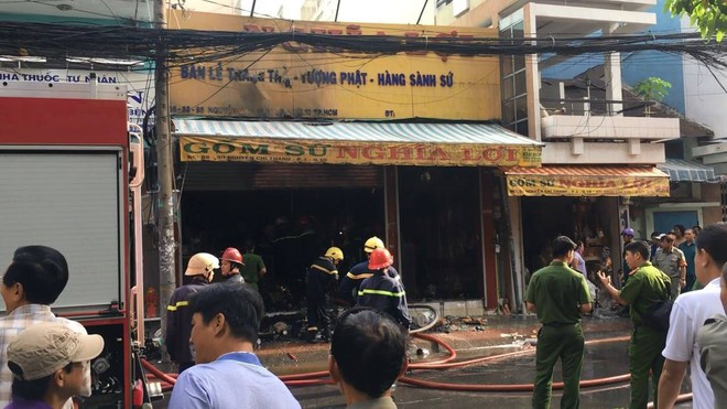 Cháy cửa hàng gốm sứ, khói bao phủ cả khu phố ở Sài Gòn - Ảnh 1.