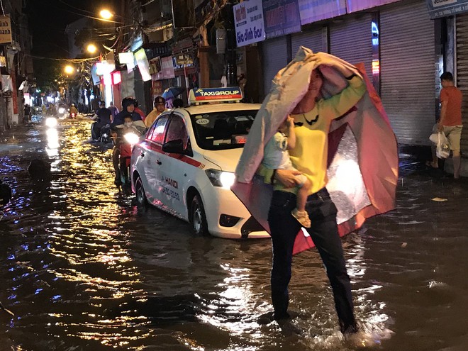 Hà Nội: Hàng trăm xe chết máy sau trận mưa lớn - Ảnh 11.