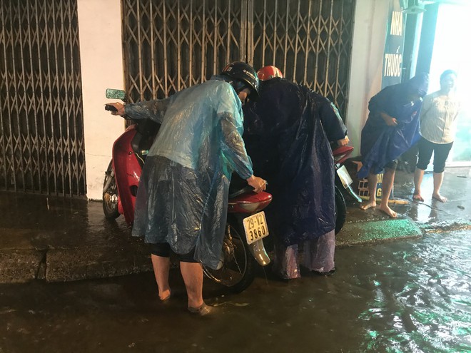 Hà Nội: Hàng trăm xe chết máy sau trận mưa lớn - Ảnh 14.