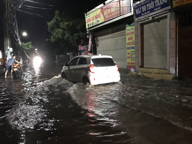 Hà Nội: Hàng trăm xe chết máy sau trận mưa lớn - Ảnh 21.