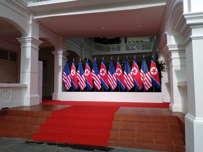 Lãnh đạo Mỹ - Triều rời khách sạn, chuẩn bị họp kín 1-1 trước phiên mở rộng - Ảnh 1.