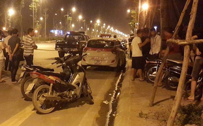 Hai học sinh đón taxi đi dạo biển rồi Hai học sinh đón taxi đi dạo biển rồi
