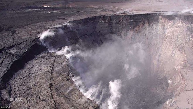 Dùng drone quan sát miệng núi lửa vừa tàn phá Hawaii, chuyên gia phát hiện điều đáng sợ! - Ảnh 4.