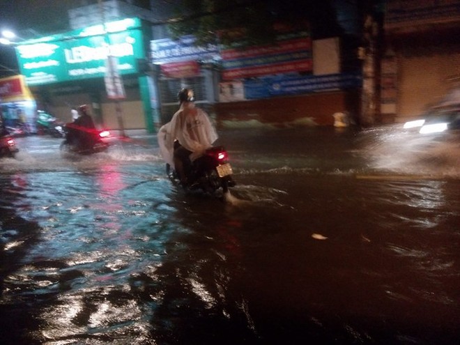 Sau cơn mưa lớn, nhiều tuyến đường ở Sài Gòn lại thành “sông” - Ảnh 7.