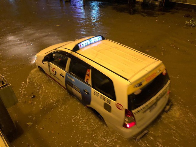 Sau cơn mưa lớn, nhiều tuyến đường ở Sài Gòn lại thành “sông” - Ảnh 3.