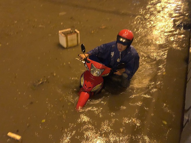 Sau cơn mưa lớn, nhiều tuyến đường ở Sài Gòn lại thành “sông” - Ảnh 5.