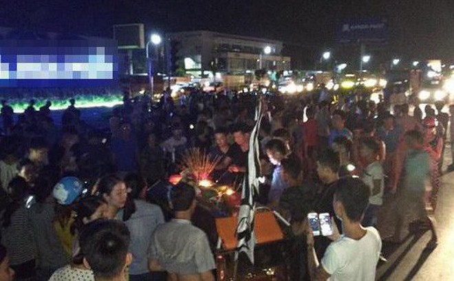 Vụ đưa quan tài thiếu nữ tử vong ra QL5: Tạm giữ một số người để điều tra hành vi gây rối