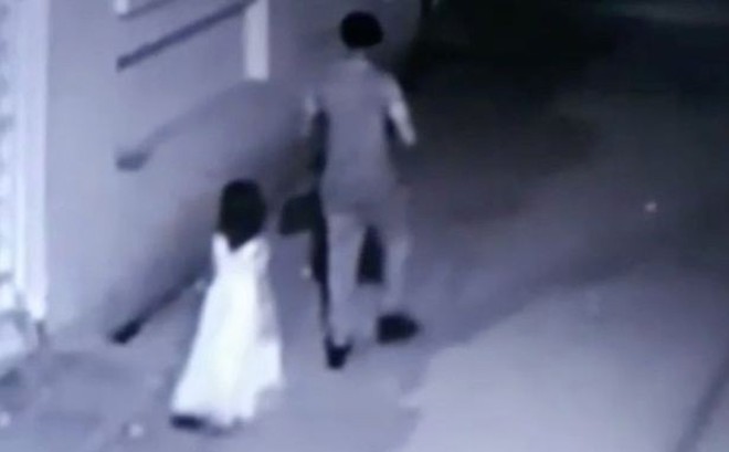 Bị kẻ lạ dụ dỗ đi mua kem, bé gái Ấn Độ bị cưỡng hiếp và sát hại đến biến dạng khuôn mặt Bị kẻ lạ dụ dỗ đi mua kem, bé gái Ấn Độ bị cưỡng hiếp và sát hại đến biến dạng khuôn mặt