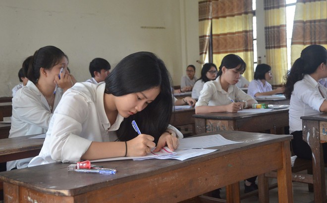 Thí sinh của gần 40.000 phòng thi bước vào làm bài môn Ngữ văn THPT Quốc gia 2018 Thí sinh của gần 40.000 phòng thi bước vào làm bài môn Ngữ văn THPT Quốc gia 2018