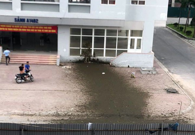 Sau tiếng nổ, chất thải bắn tung tóe khắp sân chung cư ở Hà Nội - Ảnh 1.