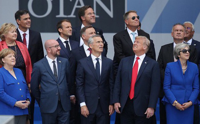 Bức ảnh Tổng thống Trump chụp cùng các lãnh đạo NATO gây sốt