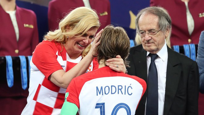 Nữ Tổng thống Croatia gây bất ngờ khi đạt con số vượt xa tiền vệ Modric 2