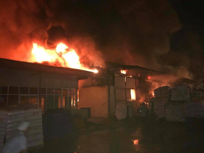 Đang cháy lớn tại TP Hưng Yên, ngọn lửa bốc lên dữ dội - Ảnh 3.