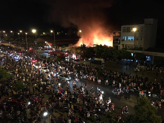 Đang cháy lớn tại TP Hưng Yên, ngọn lửa bốc lên dữ dội - Ảnh 1.