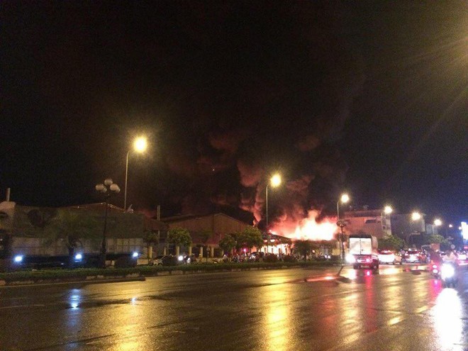 Đang cháy lớn tại TP Hưng Yên, ngọn lửa bốc lên dữ dội - Ảnh 7.