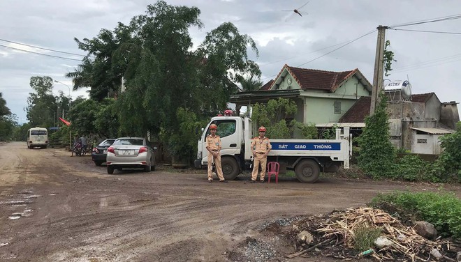 [CẬP NHẬT] Máy bay Su-22 rơi ở Nghệ An, 2 phi công hy sinh, đường vào hiện trường bị chia cắt - Ảnh 2.