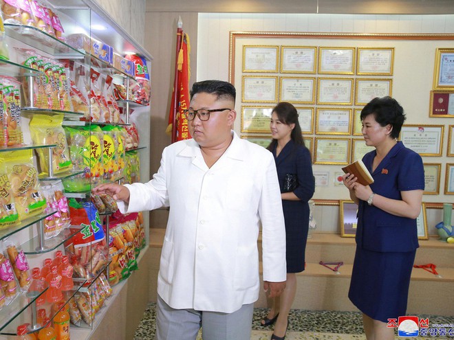 Phu nhân Triều Tiên Ri Sol-ju xinh đẹp tháp tùng nhà lãnh đạo Kim Jong-un đi thị sát - Ảnh 2.