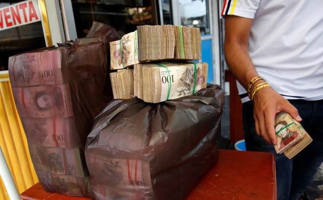 Siêu lạm phát ở Venezuela: Mang 4 USD đi mua được 1 bao tải tiền
