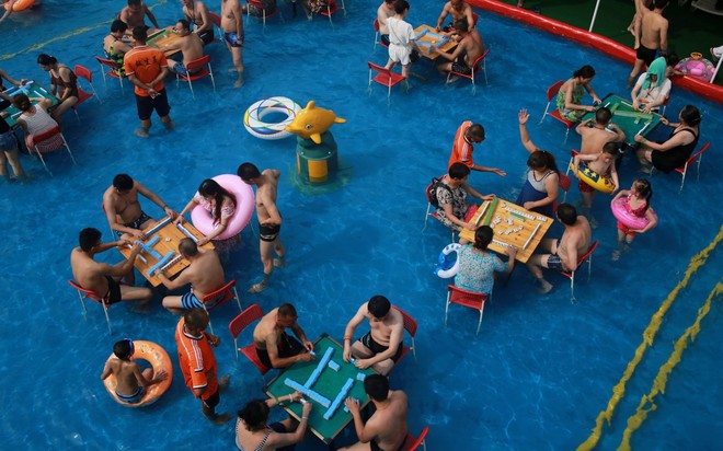 24h qua ảnh: Dân Trung Quốc chơi mạt chược trong bể bơi để tránh nắng nóng - Ảnh 2.