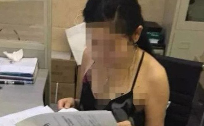Sự thật sau bức ảnh nữ nhân viên hải quan mặc váy hở hang khi làm việc khiến dân mạng la ó Sự thật sau bức ảnh nữ nhân viên hải quan mặc váy hở hang khi làm việc khiến dân mạng la ó