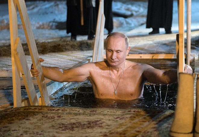7 ngày qua ảnh: Tổng thống Putin cởi trần tắm nước lạnh giữa mùa đông - Ảnh 2.