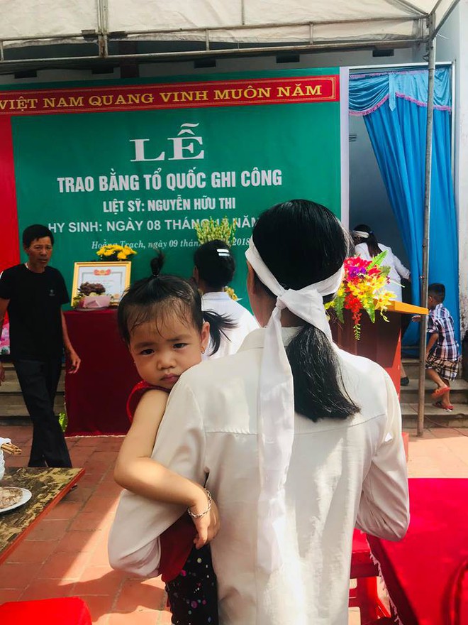 Lễ truy điệu người lính tàu ngầm Kilo Việt Nam đầu tiên hy sinh: Nước mắt vợ trẻ, con thơ - Ảnh 4.