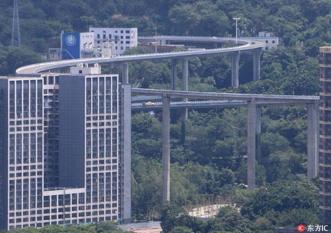 24h qua ảnh: Cây cầu vượt cao như nhà chọc trời ở Trung Quốc - Ảnh 3.