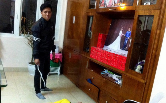 Người cha thực hiện lại hành vi đã làm với con trai. Ảnh: Hoàng Hải.