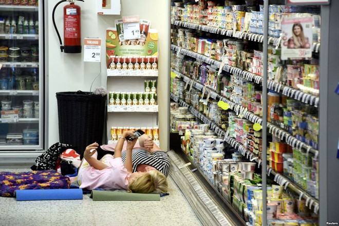24h qua ảnh: Nắng nóng kinh hoàng, người Phần Lan vào cửa hàng, siêu thị ngủ nhờ - Ảnh 4.