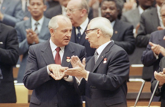 Điệp viên Anh kể về âm mưu ám sát Gorbachev ở Đông Đức - Ảnh 1.