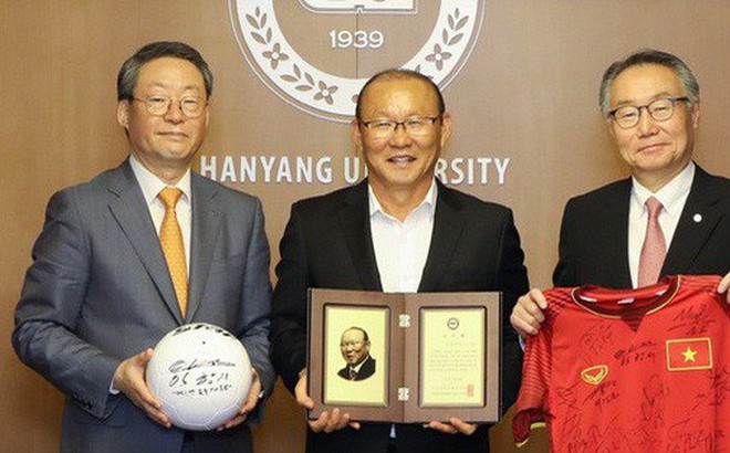 HLV Park Hang-seo được đại học Hanyang (Hàn Quốc) vinh danh.
