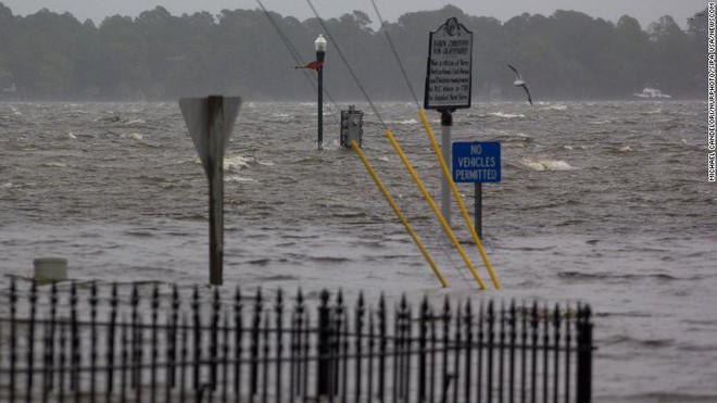 Bão quái vật Florence đổ bộ vào Mỹ, mất điện diện rộng, cảnh báo lũ lụt thảm khốc - Ảnh 8.