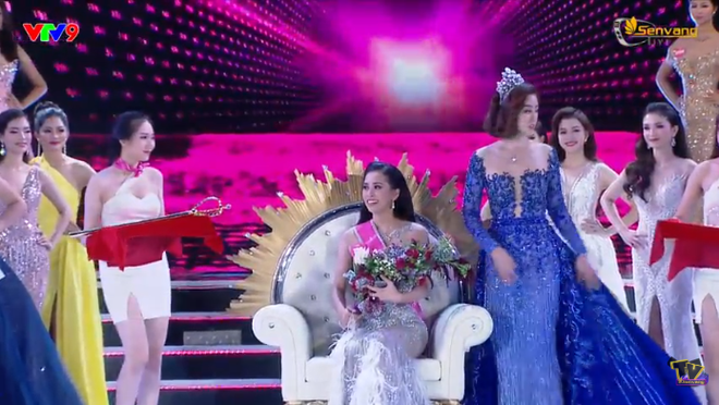 Trần Tiểu Vy đánh bại 43 thí sinh, đăng quang Hoa hậu Việt Nam 2018 - Ảnh 2.