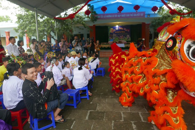 Đại sứ Mỹ đeo mặt nạ múa lân, toát mồ hôi học làm bánh Trung thu - Ảnh 11.