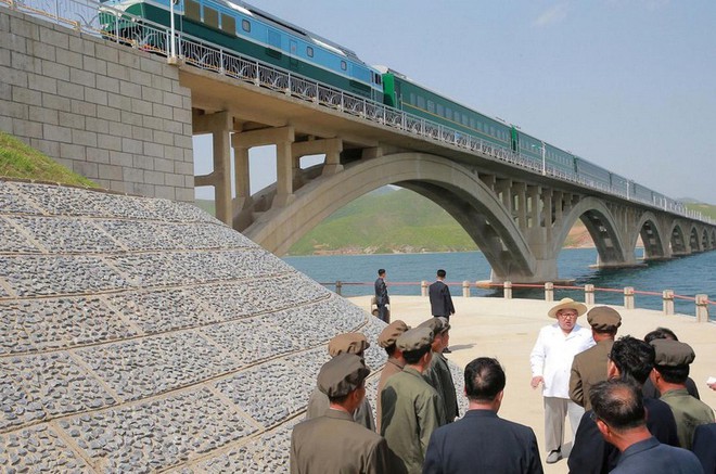 Thân thiện hơn với quốc tế, nhà lãnh đạo Kim Jong-un muốn hiện thực giấc mơ của cha ông? - Ảnh 2. Thân thiện hơn với quốc tế, nhà lãnh đạo Kim Jong-un muốn hiện thực giấc mơ của cha ông? - Ảnh 2.