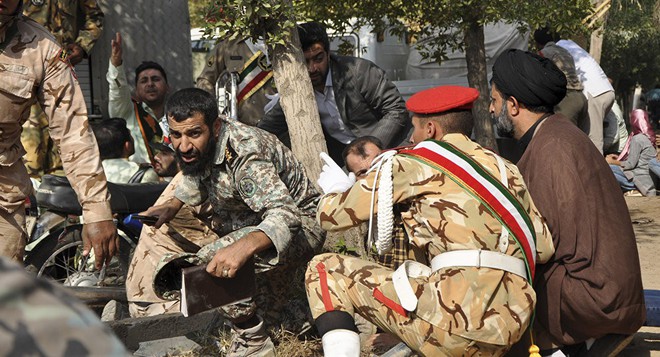 Ngụy trang bằng quân phục, khủng bố táo tợn nã súng trong lễ duyệt binh Iran, 74 người thương vong - Ảnh 1.