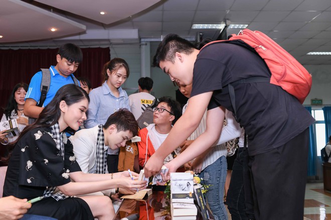 Thùy Dung, Lệ Hằng, Băng Di tặng 3.000 cuốn sách quý cho sinh viên - Ảnh 4.
