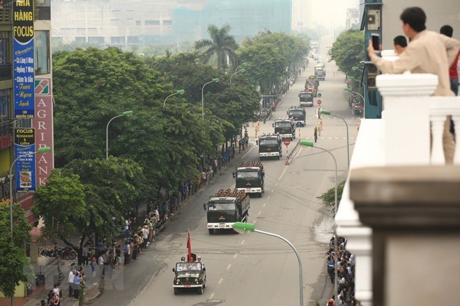 Xe tang đang đưa linh cữu Chủ tịch nước Trần Đại Quang qua nhà riêng - Ảnh 6.
