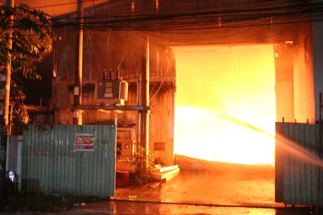 Cảnh sát đục tôn chữa cháy công ty gỗ rộng hàng nghìn m2 ở Bình Dương - Ảnh 3.