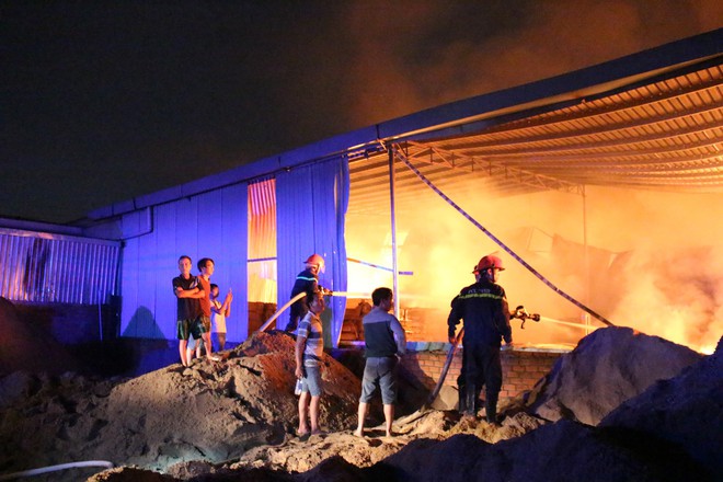 Cảnh sát đục tôn chữa cháy công ty gỗ rộng hàng nghìn m2 ở Bình Dương - Ảnh 1.
